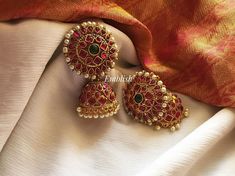 Temple Jewellery Earrings, Jhumka Designs, Gold Jhumka Earrings, Indian Jewelry Earrings, Antique Gold Jewelry Indian, Antique Jewellery Designs, Gold Necklace Indian Bridal Jewelry, Antique Bridal Jewelry, Indian Jewellery Design Earrings