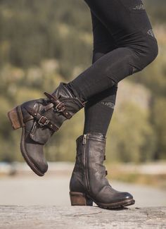 motorcycle boots Stil Boho, Women Boots, Motorcycle Boots, Boots Fall, Boots And Sneakers, Crazy Shoes, Shoe Obsession, Fashion Mode, Casual Shoes Women