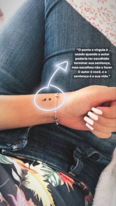 a woman's arm with a small face drawn on it and a quote written in spanish