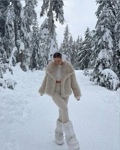 Big Bear Outfit Winter Snow, Winter Outfits For Freezing Weather, Aspen Outfit Winter Ski Fashion, Michigan Winter Outfits, Aspen Colorado Winter Outfits, Winter Bimbocore Outfits, Cute Snow Pictures, Ice Skater Outfits, Cabin Outfit Winter