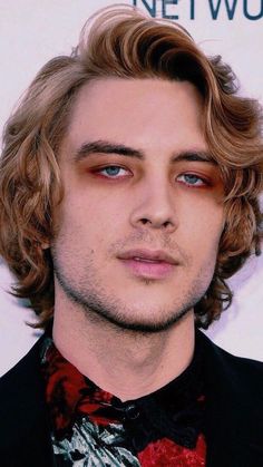 Euphoria Makeup For Men, Masc Vampire Makeup, Mens Eye Makeup, Guy Makeup Looks, Men’s Makeup, Male Makeup Looks, Man Make Up, Masculine Makeup, Eye Makeup Dark