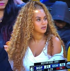 Beyonce Blonde, Ponytail Ideas, Curly Clip Ins, Style Transformation, Drawstring Ponytail, Hairless Cat, Playful Style