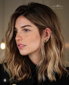 Short Beach Hair Brunette, Womens Hair Lengths, Midlength Haircuts With Choppy Layers, Golden Bayalage On Dark Hair, Fine Hair With Highlights, European Haircuts Women, Medium Length Balayage Brown, Light Brown Mid Length Hair, 2023 Medium Hair Trends For Women