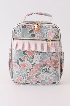 This lunch bag is blooming with style, featuring a playful pink floral design. Keep your lunch fresh and fashionable with this quirky accessory. Perfect for on-the-go meals, add a touch of fun to your lunch routine! 8*10*3in 25%Cotton 75%Polyester MC403332 Cute Vera Bradley Lunch Bags, Boho Lunch Bag, Light Pink Lunch Bag, Aesthetic Lunch Bags, Lunch Bag Aesthetic, Preppy Travel Bags, Cute Bookbags, Trendy Lunch Bag, Whoopsie Daisy