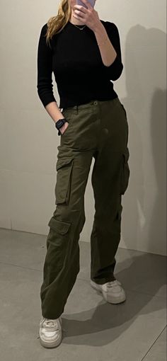 Black Women Cargo Outfits, Outfit Ideas Summer Cargo Pants, Green Cargo Pants For Women, Cargo Pants For Girls Casual, Women Green Cargo Pants Outfit, Long Cargo Pants Outfit, Black Shirt With Cargo Pants, Green Cargo Jeans Outfit Women, Green Cargo Pants Outfits Women