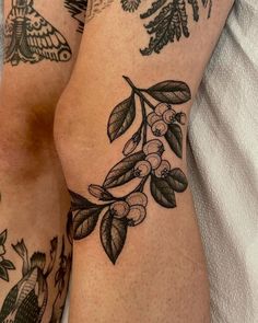 Woman’s Leg Tattoos, Vintage Tattoo Ideas For Women, Geometric Tattoo Knee, Flower Around Knee Tattoo, Blueberry Tattoo Traditional, Century Plant Tattoo, Double Knee Tattoo, Flowers Around Ankle Tattoo, Behind The Knee Tattoo Women