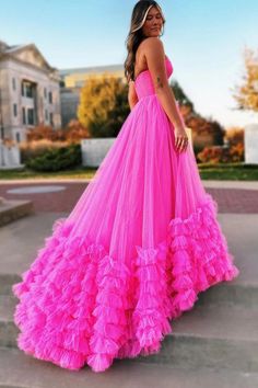 Vom Abschlussball bis zum Prinzessinnenball, dieses rosa herzförmige Tüllkleid macht Sie zur Schönheit jeder Veranstaltung. Dieses Ballkleid ist die perfekte Kombination aus Eleganz und Stil und wird Ihnen das Gefühl geben, eine Königin zu sein. Es ist die ideale Wahl für jeden formellen Anlass.

 Artikeldetail

 Stoff: Tüll
 Silhouette: A-Linie
 Ärmel: Ärmellos 
Farbe: Wie abgebildet, benutzerdefinierte Farbe
 Details auf der Rückseite:Schnürung

 Größe : Benutzerdefinierte Größe. Bitte über Chiffon Wedding Dress Beach, Tiered Prom Dress, Formal Prom Dresses Long, Princess Prom Dresses, Embellished Skirt, Prom Dress Styles, Cute Prom Dresses, Long Prom Dresses, Pretty Prom Dresses