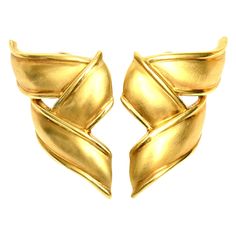 This pair of signed vintage and elegant Tiffany sculptural brush stroke earrings are 18K gold stamped and from the 70's. This is pre Elsa Peretti design from Tiffany. They lay beautifully on the ear lobe and and have a small amount of a hang. They are angled with their crossover bands of gold and are lever back pierced. They are a beautiful combination of both brushed or burnished gold with polished gold on the outside. They are stunning on and can go day or evening. Timeless and forever. If one Tiffany Diamond, Tiffany Earrings, Vintage Tiffany, Roy Lichtenstein, 18k Gold Earrings, Elsa Peretti, Tiffany And Co, Cross Earrings, Yellow Gold Earring