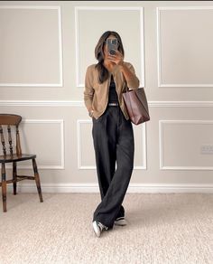 Styling Wide Leg Trousers, Autumn Looks, Autumn Trends, Autumn Fashion Casual, Trouser Style, Casual Style Outfits, Casual Elegance, Fall Looks