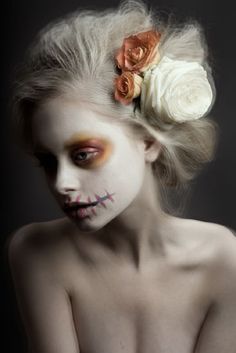 Gorgeous Halloween Day of the Dead//zombie look! I would add some more detail and depth to the mouth and eyes -- but I LOVE it! Especially the hair! {great inspiration for either character!} Make Up Inspiration, Looks Party, Fantasias Halloween, Halloween Make Up, Halloween Inspiration, Fantasy Makeup