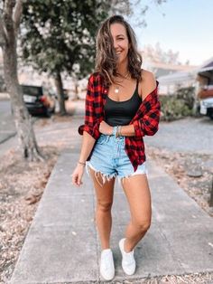 Flannel And Dress Outfit, Shorts And Flannel Outfit, Flannel And Shorts Outfits, Ways To Wear A Flannel, Outfits Camisa, Stagecoach Outfits, Treat Board, Flannel Shirt Outfit