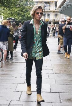 i don't usually like bohemian style too much, but this i like. Stylish Clothes For Men, Dougie Poynter, Rockstar Style, Rocker Style, Stylish Clothes, Clothes For Men, Stylish Mens Outfits