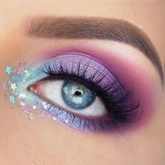 To create this colorful look I first went in with Makeupgeek eyeshadows Curfew, Carnival & Fashion Addict in my crease.… Simple Eyeliner Tutorial, Unicorn Eyeshadow, Carnaval Make-up, Mac Make Up, Unicorn Makeup, Purple Makeup