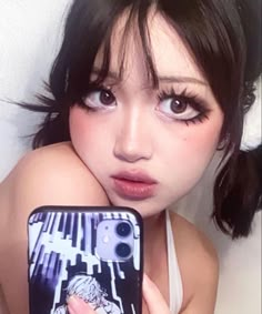 Big Doll Eyes Makeup, Gyaru Makeup Black, Big Eyes Makeup Doll Eyeliner, Gyaru Makeup Eyes, Gyaru Eyes, Doll Makeup Aesthetic, Gyaru Eye Makeup, Doll Makeup Look, Quirky Makeup