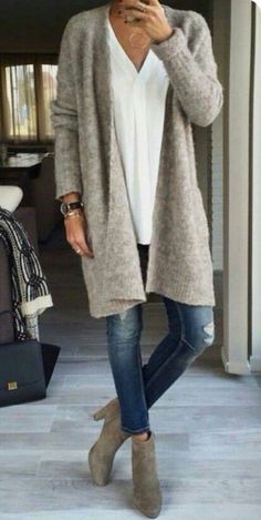 Outfits With Grey Cardigan, Fall Fashion Coats, Jeans Outfit Women, Kids Travel, Vacation Packing, Travel Hacks, Warm Outfits