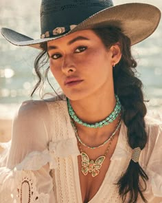 Kendra Scott Turquoise Necklace, Financial Aesthetic, Old Jewelry Crafts Ideas, Western Jewelry Necklace, Boho Western Outfits, Statement Necklace Outfit, Jewelry Poses, Cowgirl Hats Western, Turquoise Jewelry Outfit