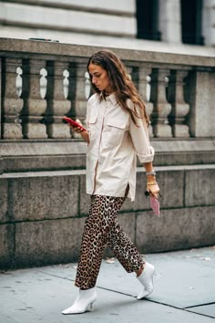 Erika Boldrin, Leopard Trousers, Looks Jeans, Trousers White, New York Street Style, Beige Shirt, Clothing Outfits, Puka Shell