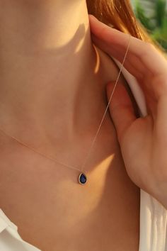 Gem Necklace Aesthetic, Minimalist Accessories Jewellery, Gold Sapphire Necklace, Prom Jewellery, Simple Necklace Designs, Aesthetic Necklace, White Blouses, Fancy Jewelry Necklace