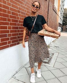 Skirt Diy, Kylie Jenner Outfits, Skirt And Sneakers, Mode Casual, Looks Street Style, Skirt Midi, Mode Inspo, 가을 패션, Outfits Casual