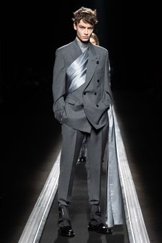 Dior Men | Menswear - Autumn 2019 | Look 43 Dior Men, Men Dior, Raf Simons, Mens Winter Fashion, Peaky Blinders, Suit Fashion, Gigi Hadid