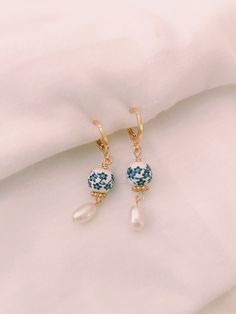 Freshwater Pearl Earrings Wedding, Simple Indian Jewellery Gold, Delicate Wedding Earrings, European Earrings, Earing Inspiration, Opalite Earrings, Small Hoop Earrings Gold, Cute Jewelry Earrings, Piercings Earrings