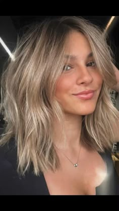 Balayage Brown Hair Short, Bronde Balayage Short Hair Curtain Bangs, How To Grow Out Blonde Hair, Brunette Bob Balayage, Collar Bone Hair Length, Front Framing Pieces Hair, Layered Hair Mid Length, Light Brown Long Bob, Bronde Balayage Medium Length