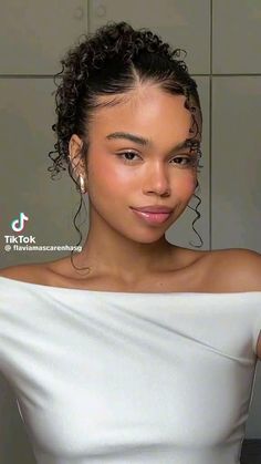 Hairstyles Curly Hair For Wedding, Short Curly Hairstyles Latina, Natural Hairstyles For Going Out, Closed Hairstyles For Curly Hair, Glam Curly Hairstyles, Wet Short Hairstyles, Short Curly Gym Hairstyles, Hairstyles For Short Hair Curly Style, Curly Hair Dos For Wedding