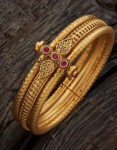 Golden Bengals Design, Gold Kangan Design Latest Indian, Bangals Design In Gold Latest, Single Kada Designs Gold For Women, Bengals Design Gold, Gold Bengals Designs Latest, Gold Kangan Design Latest, Antique Bangles Indian Gold, Kada Designs Gold