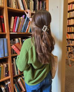 Cute Bookstore, Girls Photoshoots, Bookstore Photoshoot, Grunge Outfit Inspiration, Library Girl, Fall Aesthetic Outfit, Library Aesthetic, Grunge Outfit, Photoshoot Inspo