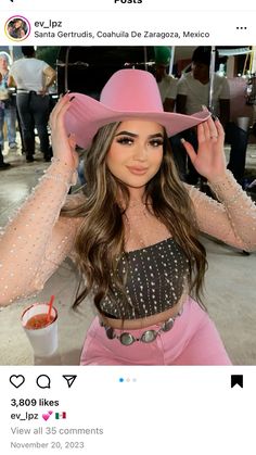 Banda Outfit Mexican, Spanish Concert Outfit Ideas, Bailes Outfits, Pink Western Outfit, Mexican Outfits For Women, Cowboy Outfits For Women, Cute Cowgirl Outfits, Western Fits, Cowgirl Style Outfits