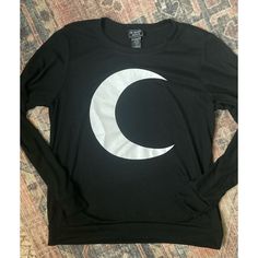 Lightweight Knit Pullover With Large White Crescent Moon Printed On Front. Slim Cut Silhouette & Lightweight Material Add Some Warmth Without Adding Bulk To All Your Favorite Witchy, Cozy Fall Looks It’s Finally Time For!! By Midnight Hour. New With Tags! Moon Clothes, Moon Clothing, Pacsun Sweaters, Marled Sweater, Moon Shirt, Cable Sweater, Moon Print, Black White Fashion, Knit Pullover