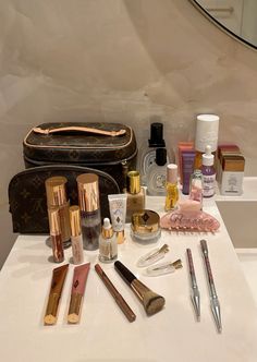 @florancesnellers on ig Luxury Makeup Bag, Vinyl Record Art Ideas, Gold Makeup Looks, Nordic Tattoo, Gold Makeup, Edgy Makeup, Salon Design, Face Skin Care