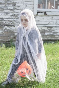 EASY DIY SCARY GHOST COSTUME - Bit & Bauble Kids Ghost Costume, Ghost Girl Costume, Ghost Face Costume Women, Diy Ghost Costume, Ghost Costume Kids, Diy Girls Costumes, Cat Costume Kids, Cat Costume Diy