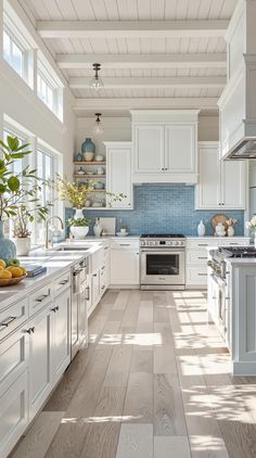 Coastal Kitchen Designs Shore House Kitchen, Costal Kitchen Aesthetic, Coastal Cottage Kitchen Ideas, Modern Coastal Kitchen Design, Beach House Interior Kitchen, Small Coastal Cottage, Coastal Modern Kitchen, Small Coastal Kitchen, Beach Home Kitchen