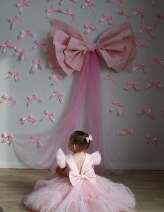 2nd Birthday Photo Shoot Ideas Studio, Pink Bow Party Decorations, Bows Photoshoot, 1 St Birthday Decoration Ideas, Pink Christmas Photoshoot, Bow Photoshoot, Birthday Concept