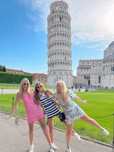 three girls posing in front of the leaning tower of pisa