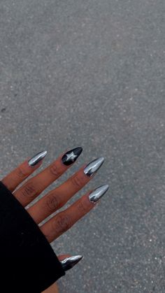 Lightening Bolt Nails Acrylic, Silver Grunge Nails, Techno Nails Ideas, Silver Chrome And Black Nails, Black Festival Nails, Nail Art Designs Chrome, Rap Concert Nails Ideas, Grey And Glitter Nails, Black And Silver Chrome Nails