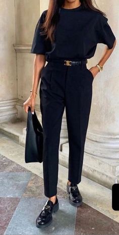 Short Sleeve Office Outfit, Ladies Loafers Outfits, Dinner Outfit Winter Casual, Work Basics, Easy Contouring, Zara Loafers, How To Look Expensive, Business Casual Outfits For Work, Minimal Outfit