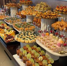 Morning Of Wedding, Catering Ideas Food, Reception Food, Charcuterie Inspiration, Brunch Buffet, Party Food Platters