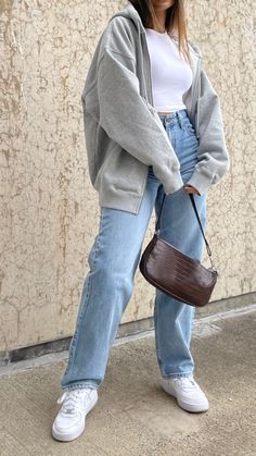 School Outfits Inspo 2023, Casual Surfer Style, Taupe Corduroy Jacket Outfit, Clothing For Hip Dips, Stylish Outfits For School Winter, College Girl Outfits Winter, Winters College Outfit, Shoes For College Girls Style, Winter Fits For College