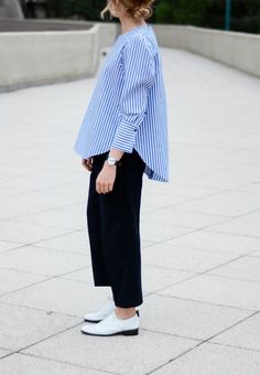 Blue And White Striped T Shirt Outfit, Blue And White Outfit Ideas Casual, Styling Blue And White Striped Shirt, How To Style Blue Pants, Casual Oversized Striped Shirt, Smart Casual Women Work, Blue Striped Shirt Street Style, Blue Striped T-shirt For Summer, Stripe Fashion