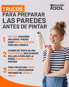 a woman holding a paint roller in her right hand and smiling with the words trucos para preparar las paredes antes de pintar