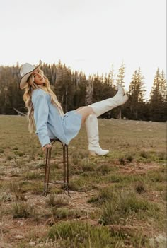 western punchy cowgirl Cabin Senior Pictures, Girly Photoshoot Poses, Cowgirl Women Outfits, Fall Inspo Photoshoot, Fall Cowgirl Photoshoot, Senior Girl Photoshoots Western, Fall Country Photoshoot, Black Dress Field Photoshoot