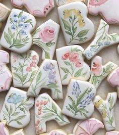 there are many decorated cookies with flowers on them and the words new orleans, louisiana