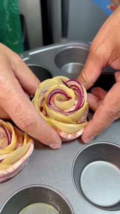 Bacon Potato Rosettes🌹 | bacon, potato | Bacon Potato Rosettes🌹 #inthekitchenwithkurt | By Lanette and Kurt | Facebook | Laying it in our thinly sliced or scalloped potatoes. These are Yukon gold potatoes. Then we're going to add a little bit of red onion which is also thinly sliced and I tell you they are quite fragrant. They're making me cry. I had to get these out of the house because they are so so tear inducing and strong. For this layer you don't need to have it as like as overlapped. Yo Baked Potato Slices Recipes, Sliced Potatoes In Muffin Pans, Flower Potatoes, Stacked Potatoes Muffin Tins, Cheesy Bacon Potato Stacks, Flower Potatoes With Bacon, Bacon Wrap Potatoes, Bacon Potato Onion Roses, Potato Rosettes