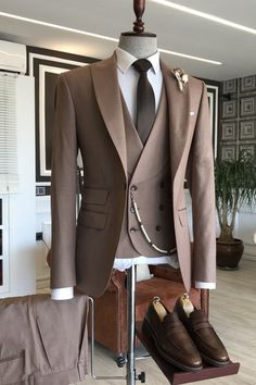 Ferdinand Light Brown Peaked Lapel Close Fitting Three Pieces Business Suits Prom Suits For Men, Stylish Mens Suits, Double Breasted Vest, Men's Business Suits, Suits Men Business, Classy Suits, Wedding Suits Groom, Suit For Men, Dress Suits For Men