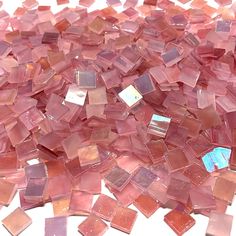 Kleine irisierende halbtransparente rosa Glasmalereifliesen 65 handgeschnittene Mosaikfliesen, perfekt für Mosaik, Glaskunst oder dekorative Verwendung. Bitte beachten Sie, dass die Zusammensetzung des Glases den Schneidprozess beeinflussen kann, was zu * geringfügigen * Größen- oder Formabweichungen führen kann. Ich habe auch noch folgende Größen in irisierendem rosa Glas verfügbar: 1/2" Quadrate https://etsy.me/41YdVd5 3/4 zoll Quadrate https://etsy.me/3MM0uII Für andere Maße oder Fragen stehe Pink Stained Glass, Mosaic Glass Art, Glitter Vans, Copper Mirror, Mosaic Supplies, Stained Glass Flowers, Clay Tiles, Glass Tiles, Mosaic Projects