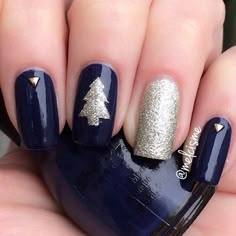 Simple and Elegant Christmas Nails Nagel Stamping, Tree Nails, Trendy Nail Art Designs, Shaun The Sheep, Christmas Nail Art Designs, Nails Christmas, Trendy Nail Art