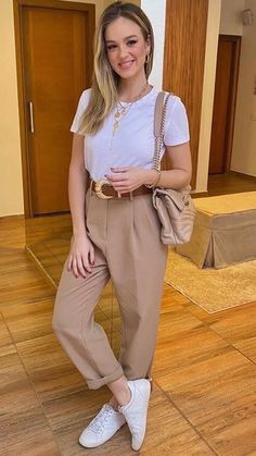 Chinos Women Outfit, High Waist Outfits, Converse Outfits, Look Office, Chique Outfits, Summer Work Outfits, Elegante Casual, Sport Chic, Casual Chic Outfit