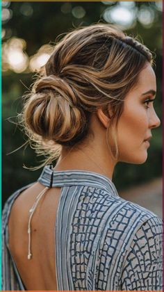 Wondering how to achieve a stunning summer hairstyle? The Boho Knotless Updo is your answer! This versatile look is great for both casual outings and elegant evenings. Discover how to style it effortlessly! #SummerHair #KnotlessBraids #VacationVibes #HairInspo Braids Vacation, Summer Updos, Summer Hairdos, Braid Game, Boho Knotless Braids, Mohawk Styles, Boho Knotless, Micro Braids, Two Braids